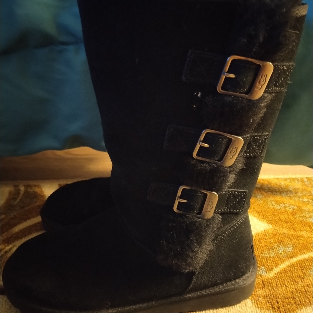 Black UGGS, size 8, Like new in excellent condition.